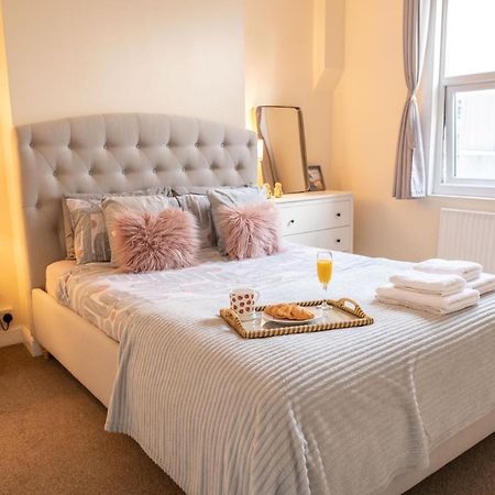 4 Bedroom Flat With High Speed Wi-Fi In North Acton, Ealing, West London Eksteriør bilde