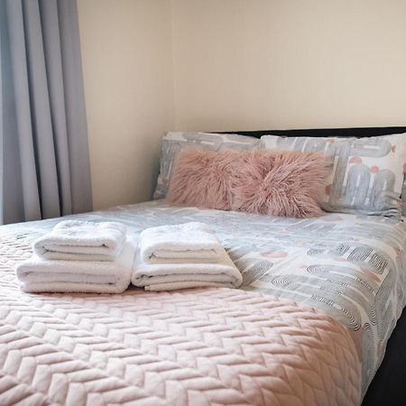 4 Bedroom Flat With High Speed Wi-Fi In North Acton, Ealing, West London Eksteriør bilde