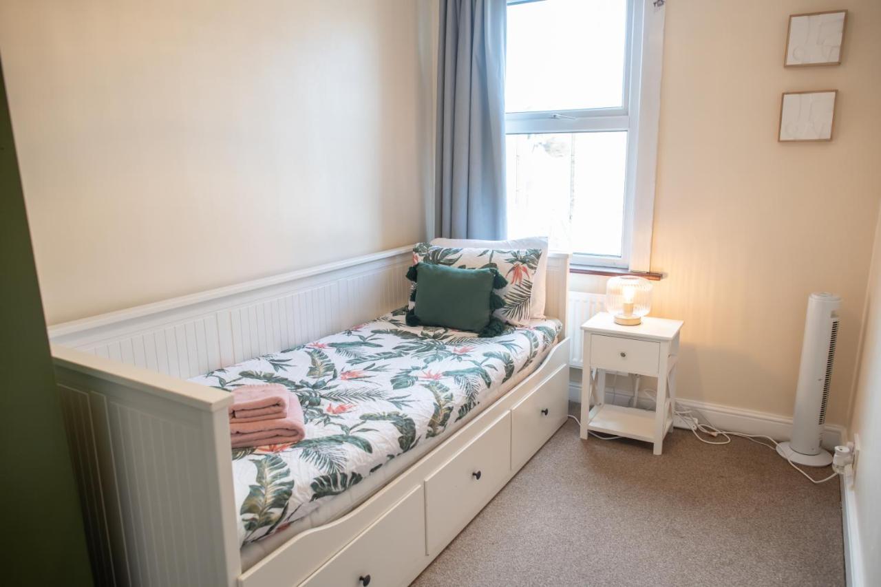4 Bedroom Flat With High Speed Wi-Fi In North Acton, Ealing, West London Eksteriør bilde