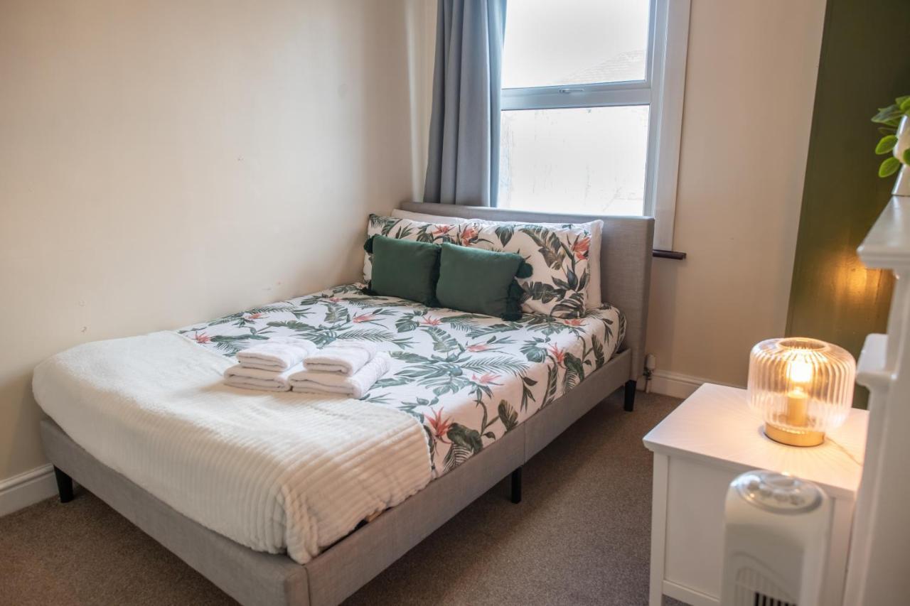 4 Bedroom Flat With High Speed Wi-Fi In North Acton, Ealing, West London Eksteriør bilde