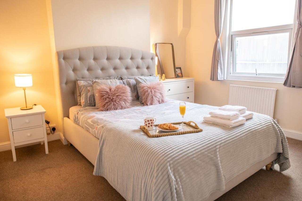 4 Bedroom Flat With High Speed Wi-Fi In North Acton, Ealing, West London Eksteriør bilde