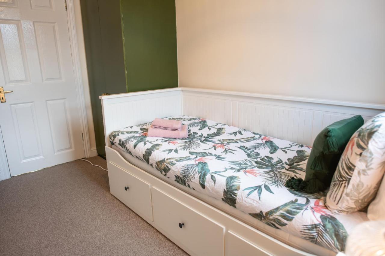 4 Bedroom Flat With High Speed Wi-Fi In North Acton, Ealing, West London Eksteriør bilde