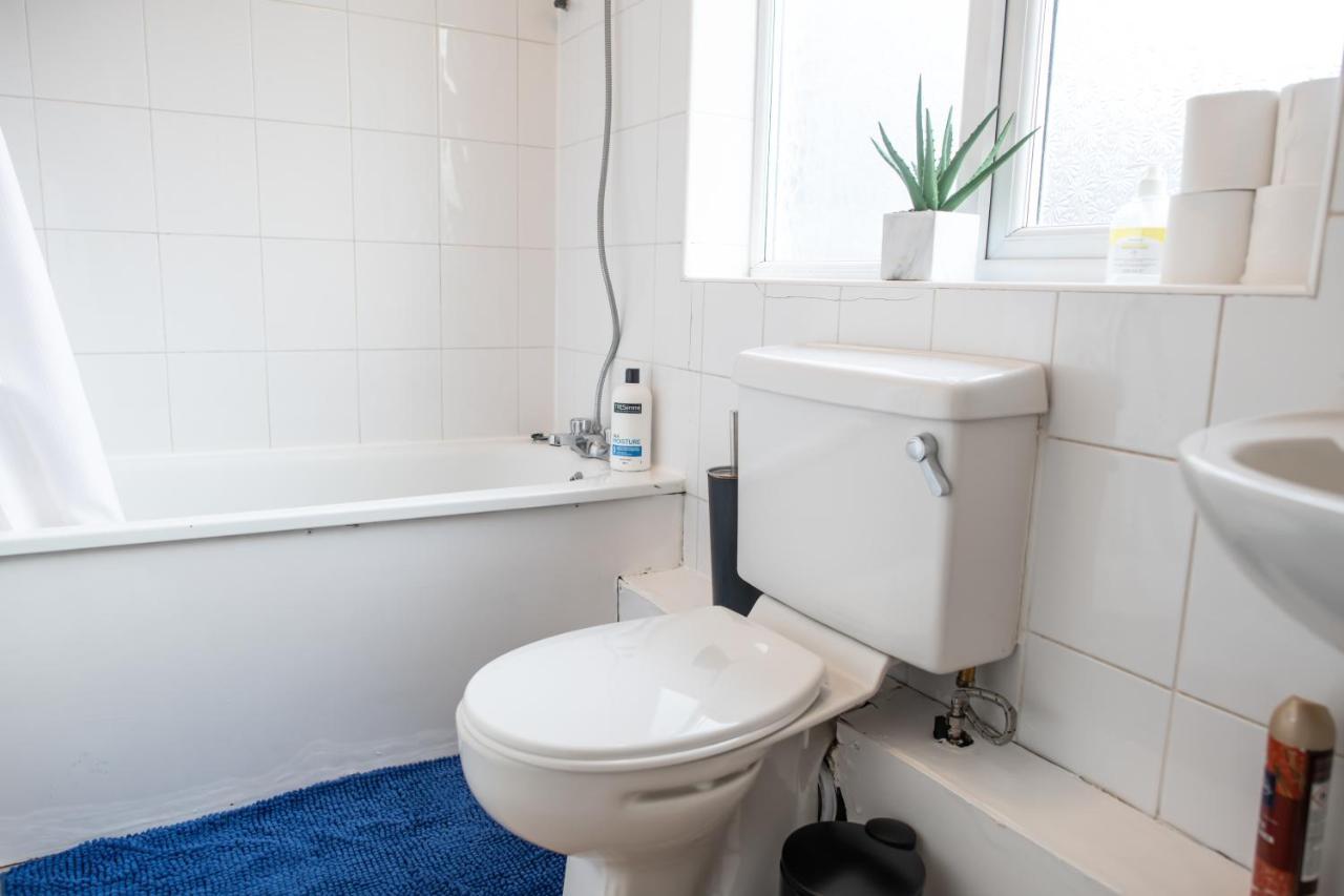4 Bedroom Flat With High Speed Wi-Fi In North Acton, Ealing, West London Eksteriør bilde