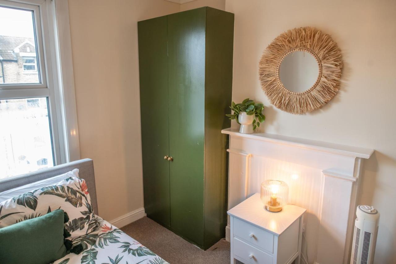 4 Bedroom Flat With High Speed Wi-Fi In North Acton, Ealing, West London Eksteriør bilde