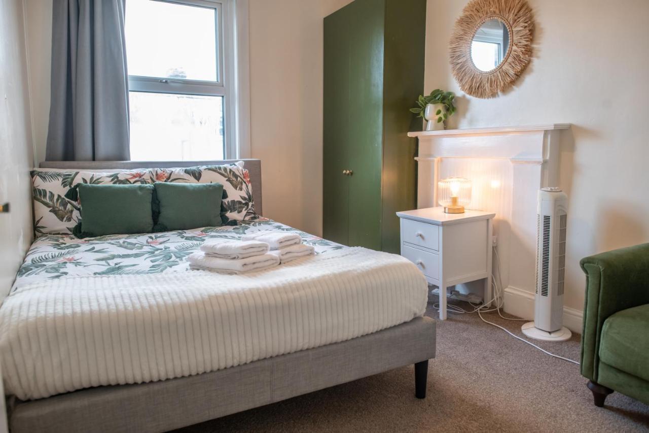 4 Bedroom Flat With High Speed Wi-Fi In North Acton, Ealing, West London Eksteriør bilde