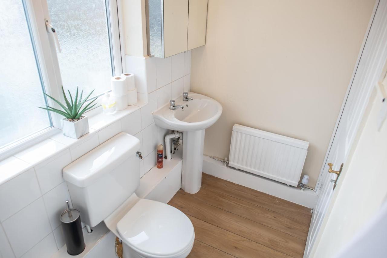 4 Bedroom Flat With High Speed Wi-Fi In North Acton, Ealing, West London Eksteriør bilde