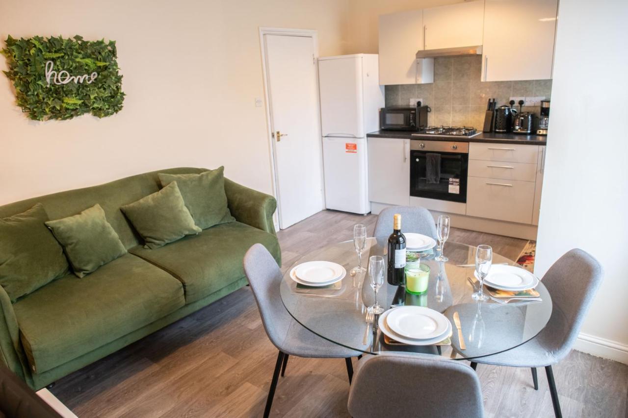4 Bedroom Flat With High Speed Wi-Fi In North Acton, Ealing, West London Eksteriør bilde