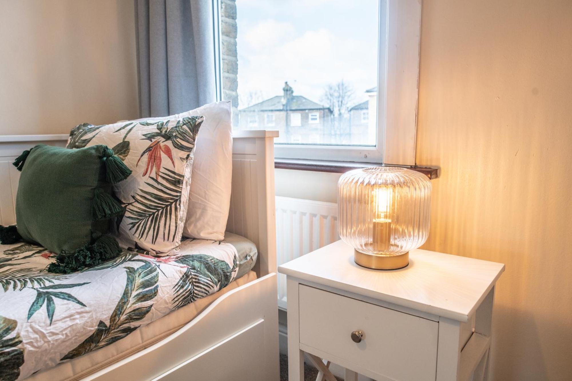 4 Bedroom Flat With High Speed Wi-Fi In North Acton, Ealing, West London Eksteriør bilde