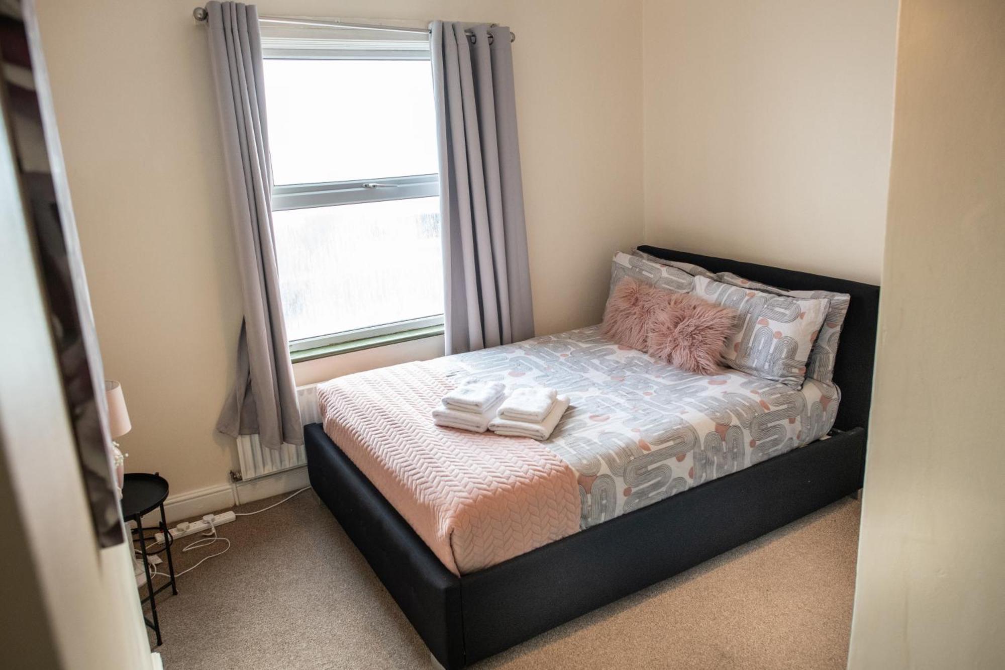 4 Bedroom Flat With High Speed Wi-Fi In North Acton, Ealing, West London Eksteriør bilde
