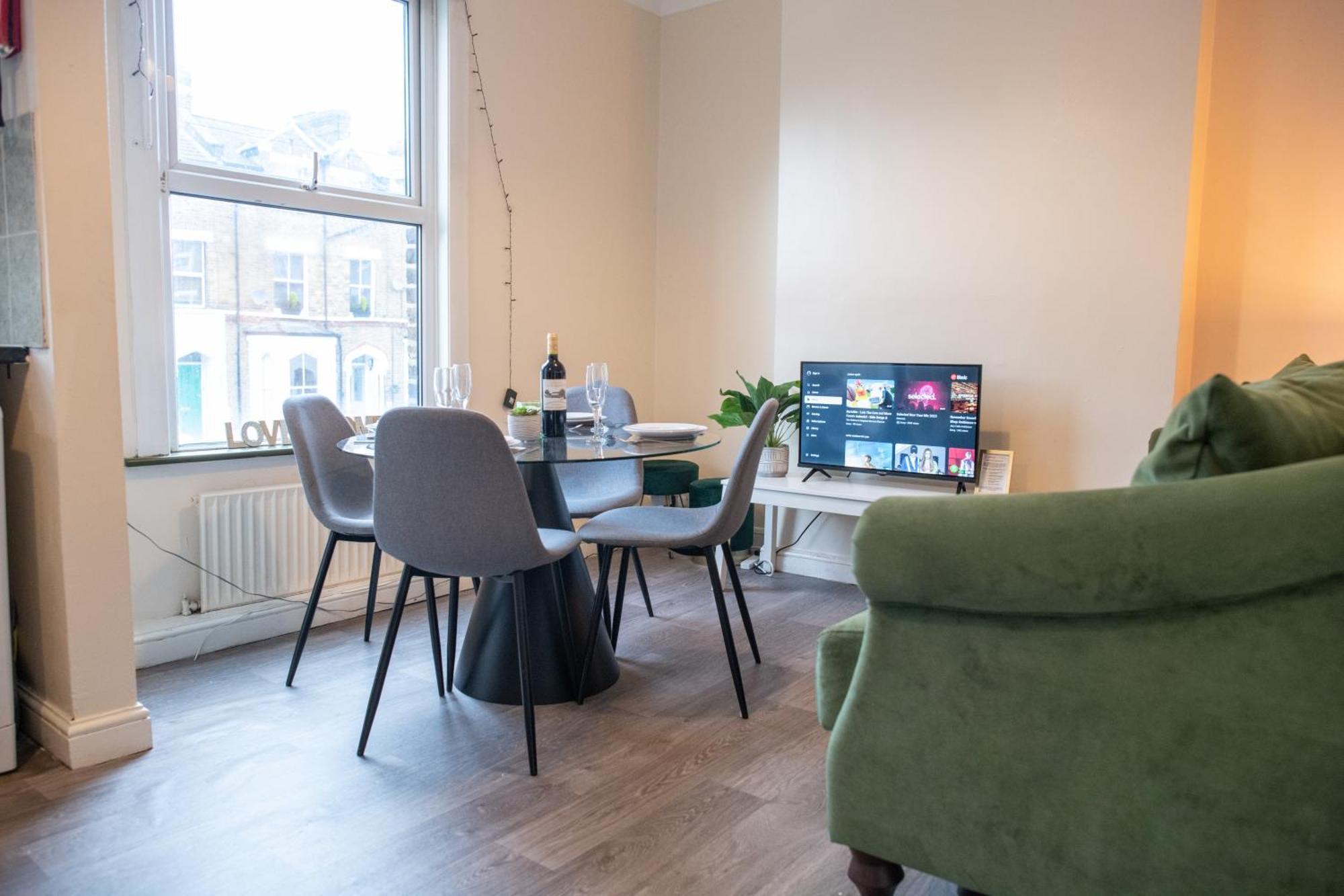 4 Bedroom Flat With High Speed Wi-Fi In North Acton, Ealing, West London Eksteriør bilde