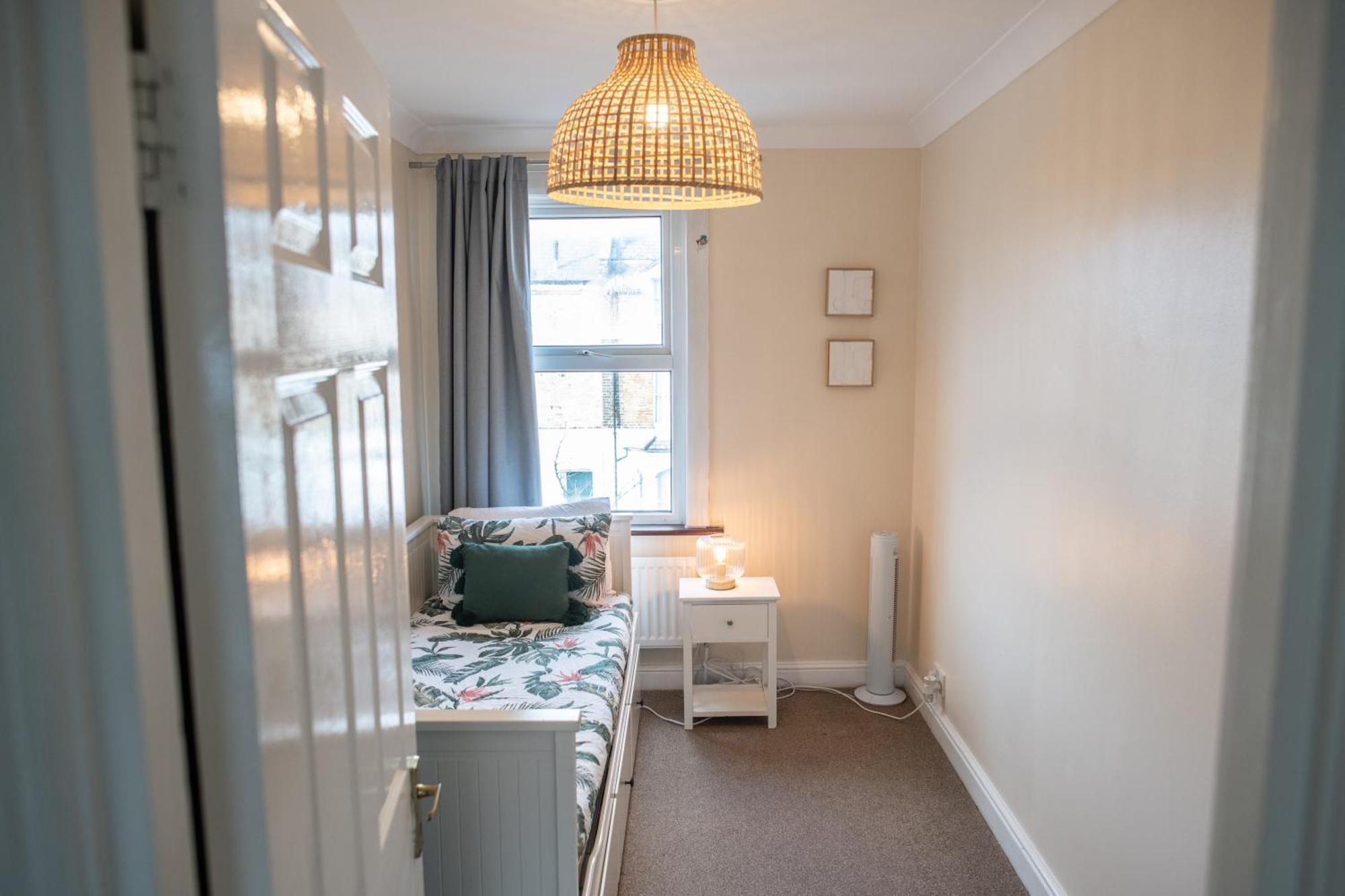 4 Bedroom Flat With High Speed Wi-Fi In North Acton, Ealing, West London Eksteriør bilde